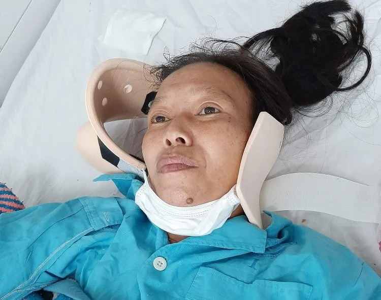 Nhà nghèo còn gặp cái eo